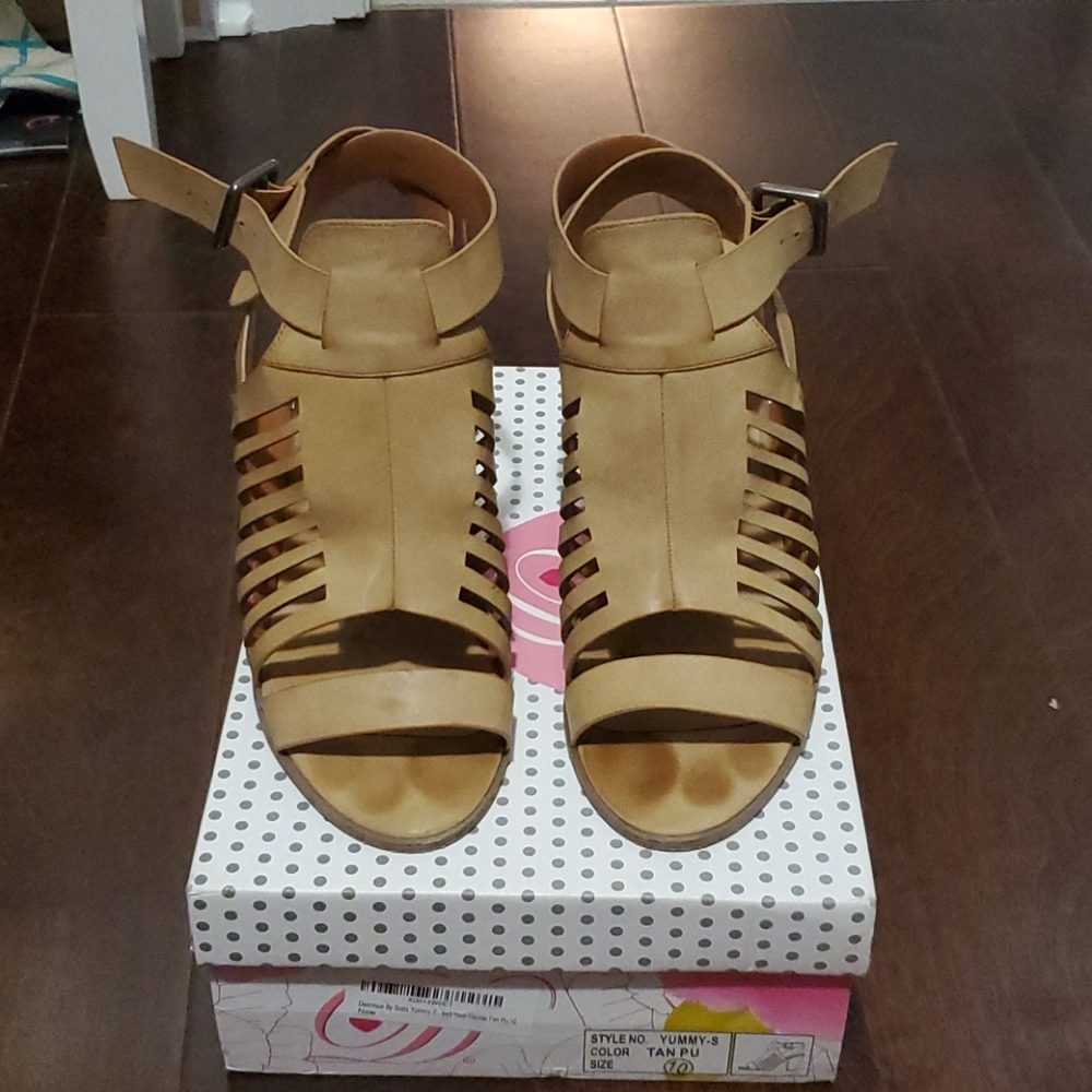 Peep toe strappy heel - good condition!